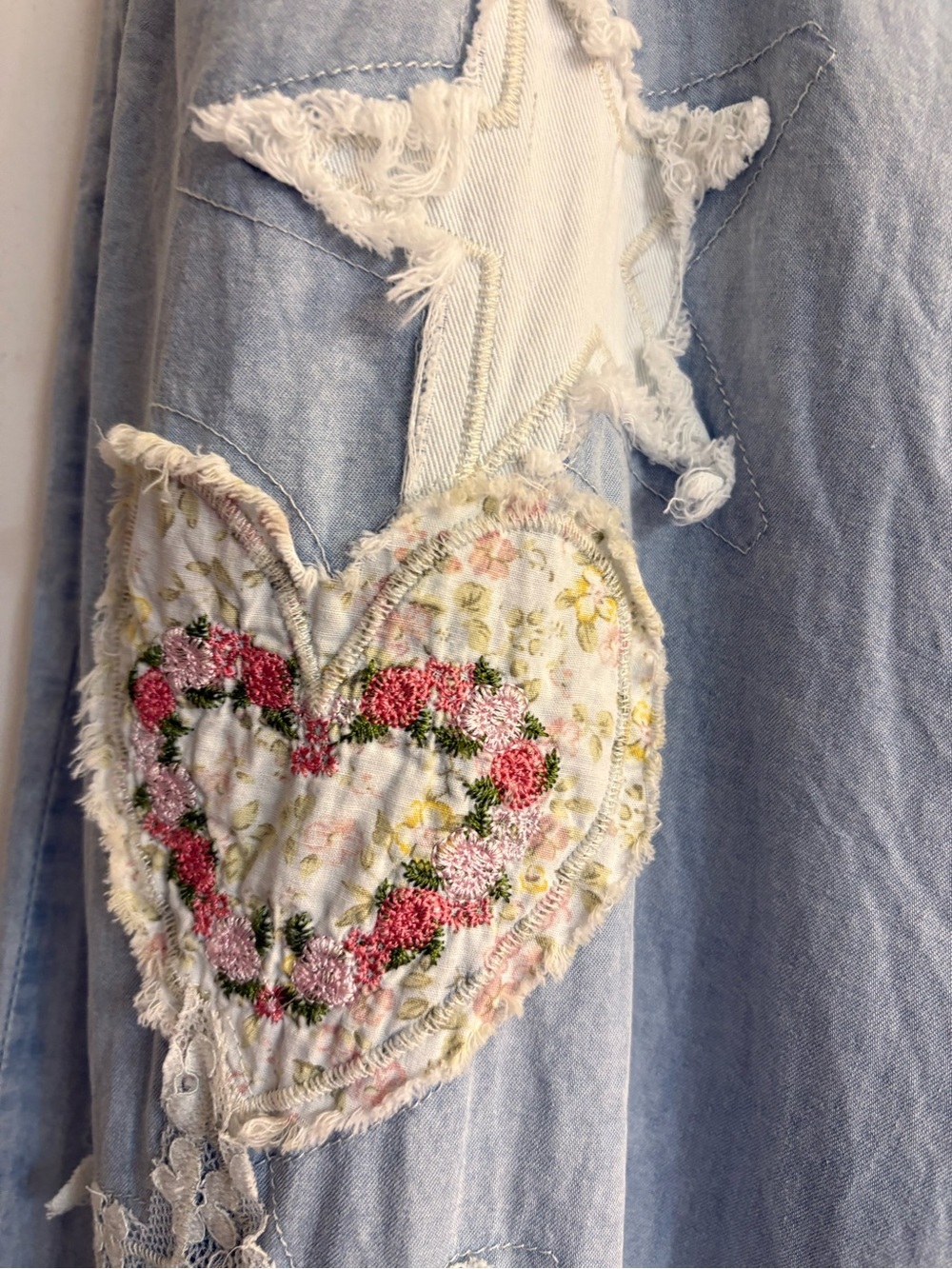 🌸POL Lightweight Denim with Appliquéd Stars & Hearts - Picture 4 of 14